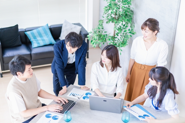 職場で相談する人々